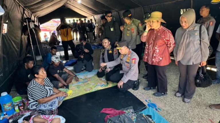 6a841456e686e-kapolri-pastikan-keselamatan-warga-jadi-prioritas-27700-korban-gempa-ntt-masih-mengungsi_gemini_1265_711