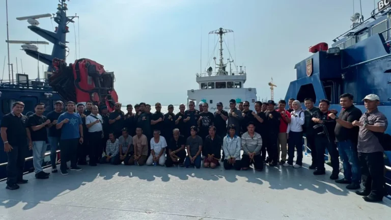 6a8539ba38fca-tim-gabungan-bnn-ri-bea-cukai-dan-polda-kepri-mengamankan-sebuah-kapal-yang-diduga-membawa-narkotika-cair_gemini_1265_711