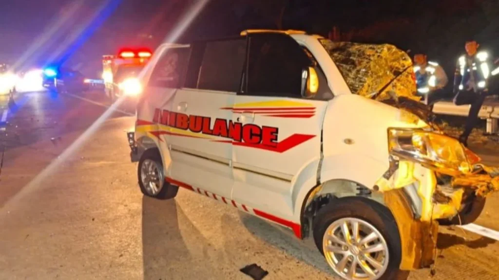 6a855a931f3ce-sebuah-mobil-ambulans-yang-mengalami-kecelakaan-beruntun-di-tol-batang-semarang_gemini_1265_711