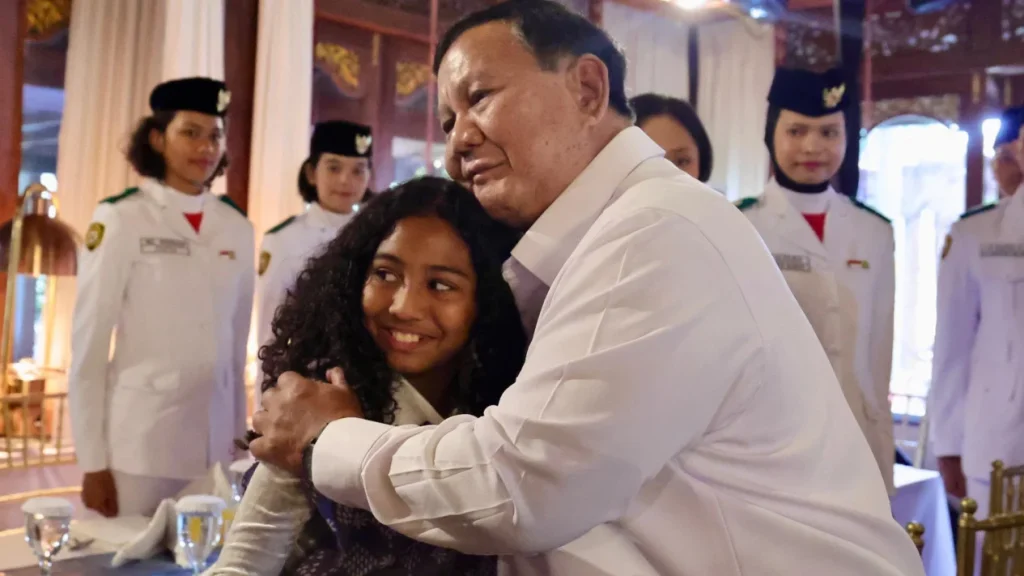 6a85d5b715008-presiden-ri-prabowo-subianto-mengundang-para-petugas-upacara-hut-ke-81-ri-ke-hambalang_gemini_1265_711