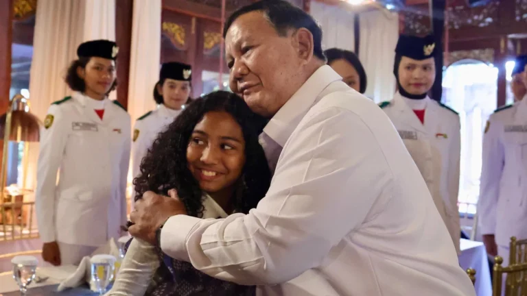 6a85d5b715008-presiden-ri-prabowo-subianto-mengundang-para-petugas-upacara-hut-ke-81-ri-ke-hambalang_gemini_1265_711