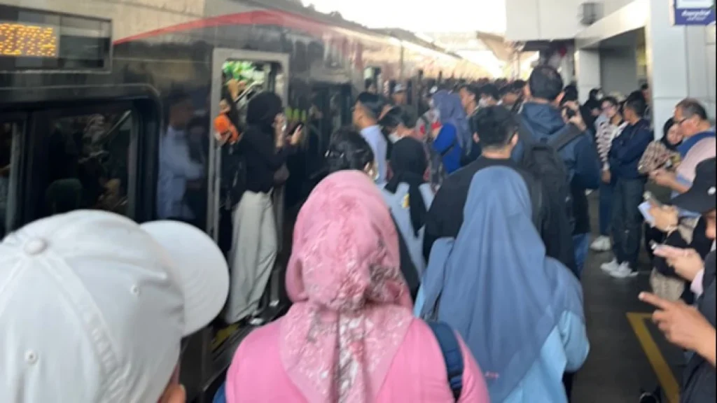 6a86566623c07-krl-bogor-jakarta-kota-tertahan-di-stasiun-depok-baru-kamis-20-agustus-2026_gemini_1265_711