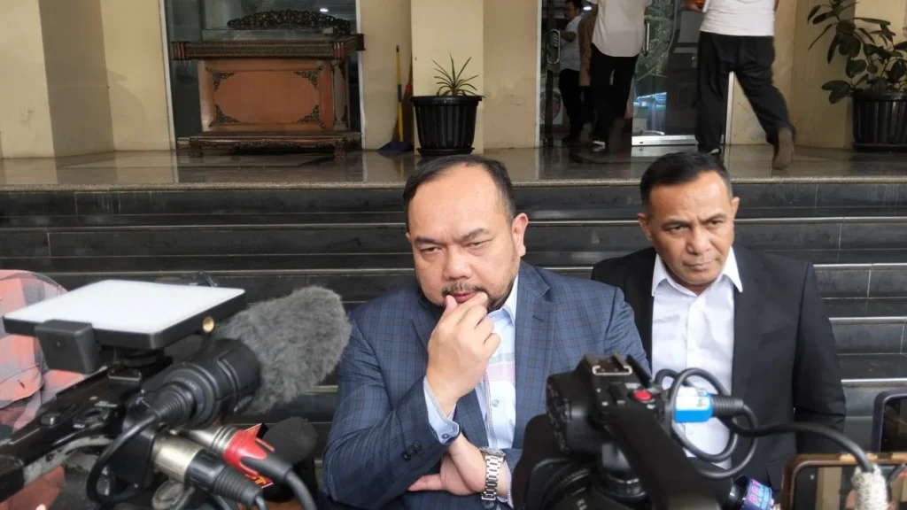 6a87d69ec7a3e-kuasa-hukum-musisi-ahmad-dhani-aldwin-rahadian-kiri_gemini_1265_711