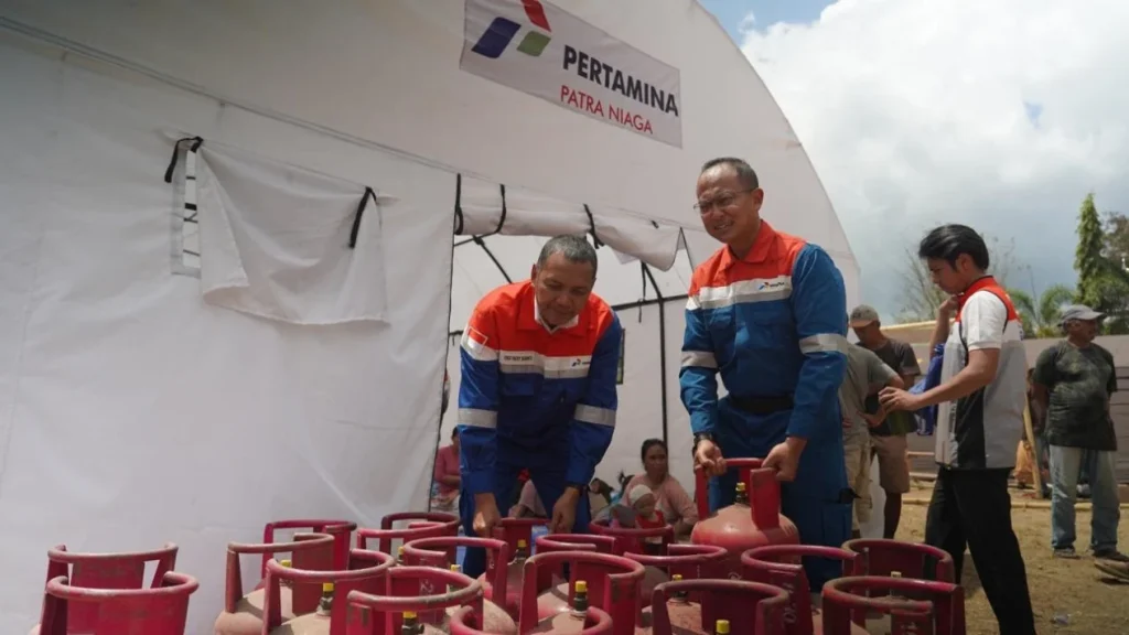 6a88e16326023-corporate-secretary-pertamina-arya-dwi-paramita-secara-simbolis-memberikan-bantuan-bagi-para-pengungsi-gempa_gemini_1265_711