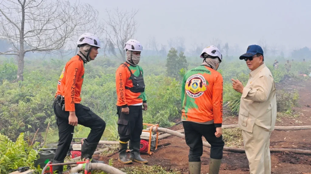 6a895fa8e8b82-presiden-ri-prabowo-subianto-susuri-lahan-terdampak-karhutla-di-kubu-raya_gemini_1265_711