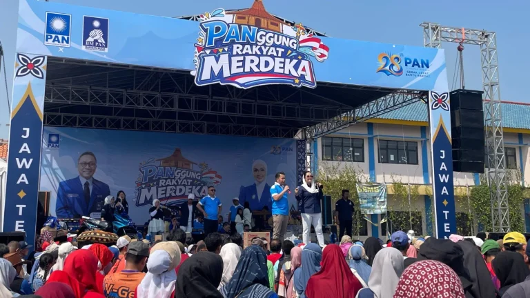6a89715540a67-panggung-rakyat-merdeka-pan-di-kendal-dalam-rangka-memperingati-hut-ke-28-pan_gemini_1265_711