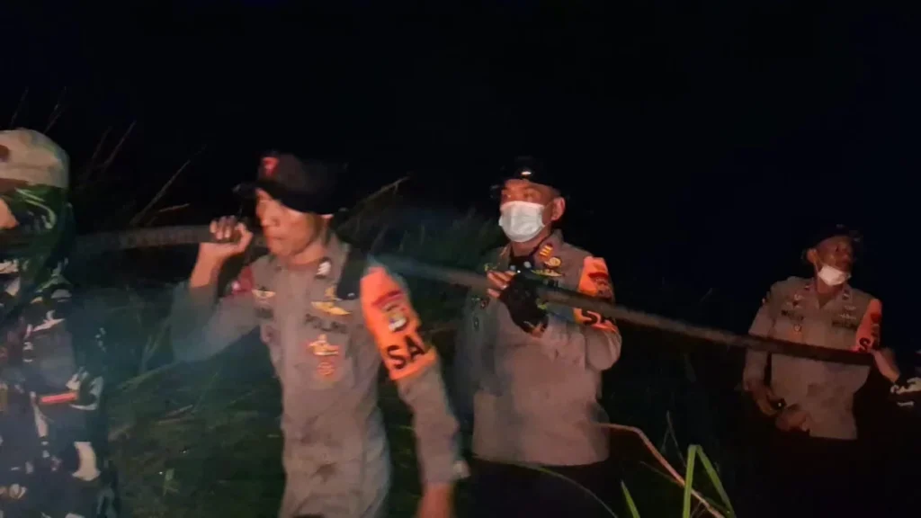 6a8a7aca920cd-petugas-melakukan-pemadaman-kebakaran-di-taman-nasional-way-kambas_gemini_1265_711