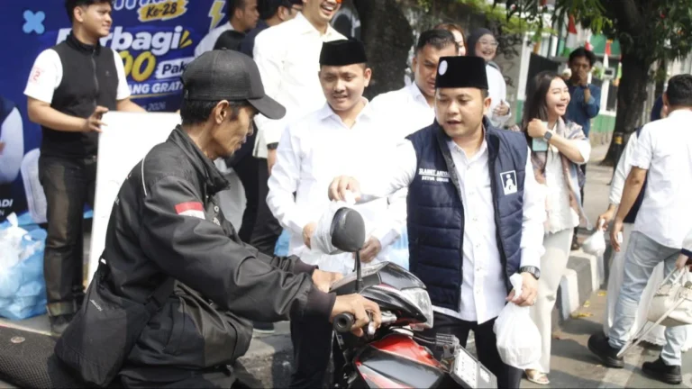 6a8b0009348da-bm-pan-bagikan-makan-siang-gratis-untuk-masyarakat_gemini_1265_711
