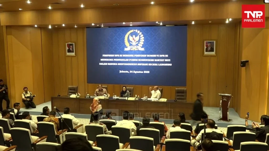 6a8bcd2054ab1-sejumlah-kelompok-masyarakat-yang-tergabung-dalam-forum-komunikasi-rakyat-pati-menemui-pimpinan-dpr-ri_gemini_1265_711
