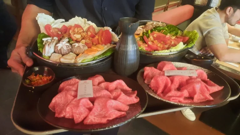6a8c6877a5180-daging-dan-kondimen-untuk-sajian-shabu-shabu_gemini_1265_711