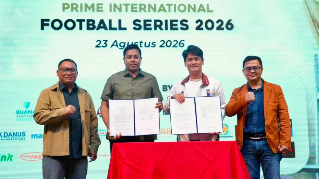 6a8cfee8aa136-coo-garudayaksa-academy-rifandy-dan-manager-batam-prime-fc-chandra-didampingi-deputi-investasi-bp-batam-fary-djemi-fran_gemini_1265_711
