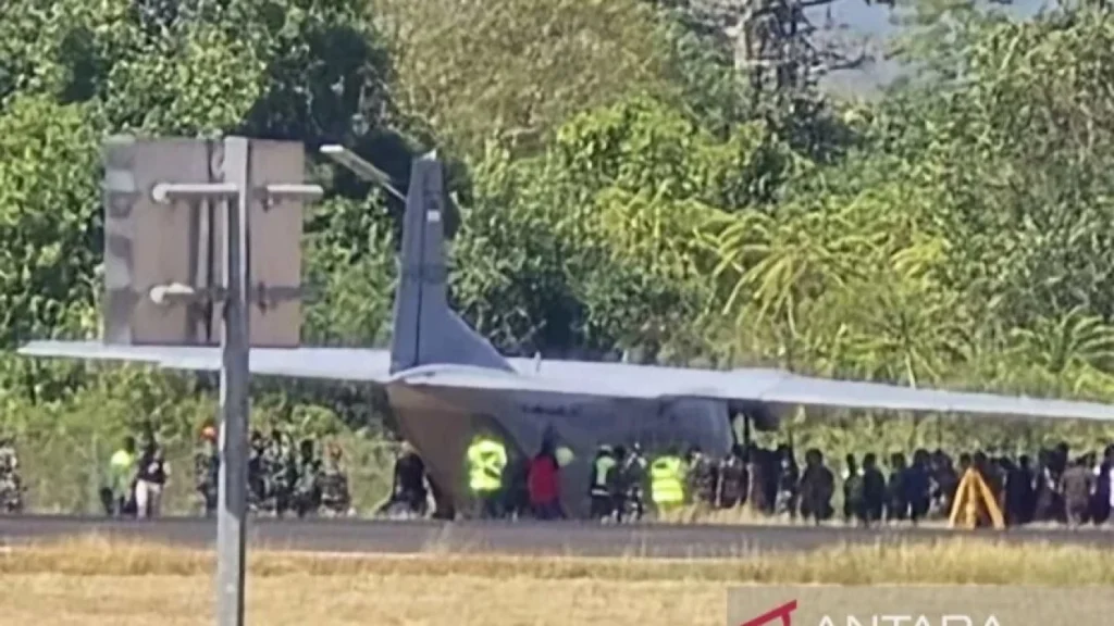 6a8d4b8ce05af-pesawat-milik-tni-au-yang-tergelincir-keluar-landasan-bandara-hasanuddin-makassar_gemini_1265_711