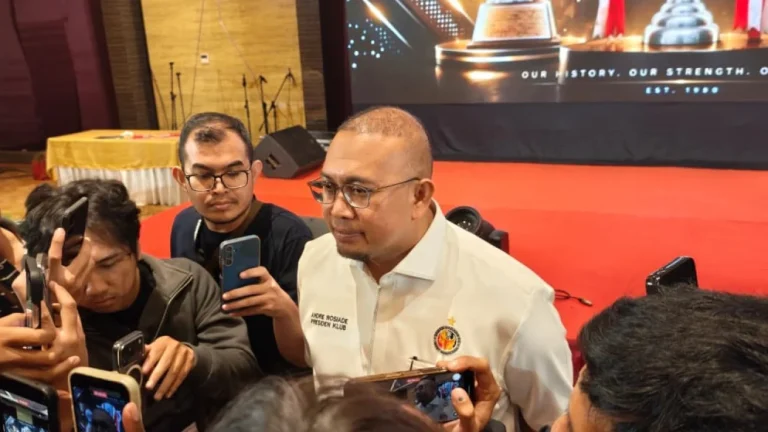 6a8da347c2818-presiden-klub-semen-padang-fc-andre-rosiade-dalam-acara-launching-tim-dan-jersey-resmi-semen-padang-fc-20262027_gemini_1265_711
