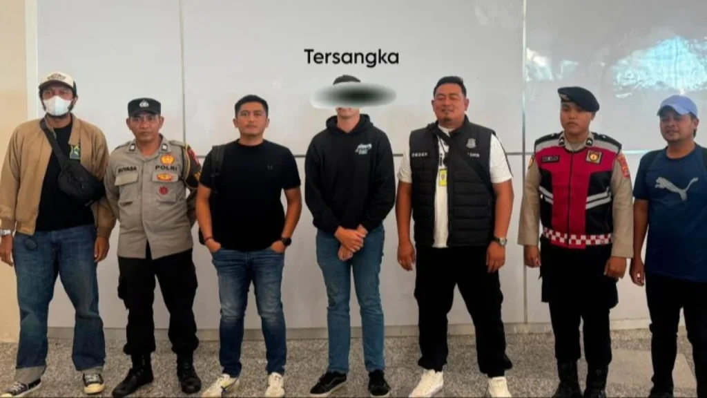 6a8f555f3d677-warga-australia-berinisial-ba-27-yang-diduga-melakukan-tindakan-asusila-di-pekarangan-rumah-warga-lokal-ditangkap_gemini_1265_711