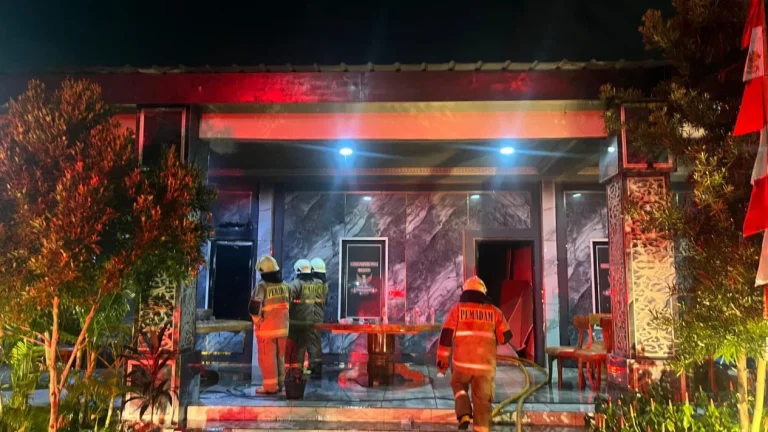 6a94e52a8021d-posko-organisasi-masyarakat-ormas-grib-di-kawasan-kedoya-selatan-kebon-jeruk-jakarta-barat-terbakar_gemini_1265_711