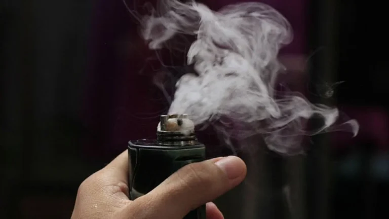 5be259e4420ca-ketika-perokok-dan-pengguna-vape-saling-klaim-paling-keren_1265_711