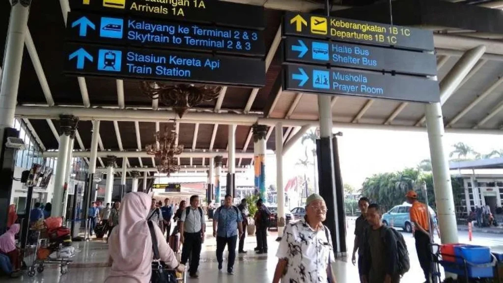 5c1b44d490749-suasana-bandara-soekarno-hatta_1265_711