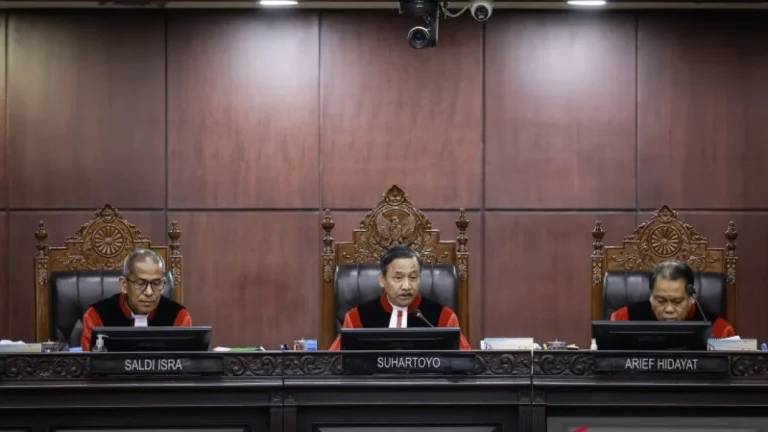68ca789b7e241-ketua-mk-suhartoyo-tengah_1265_711