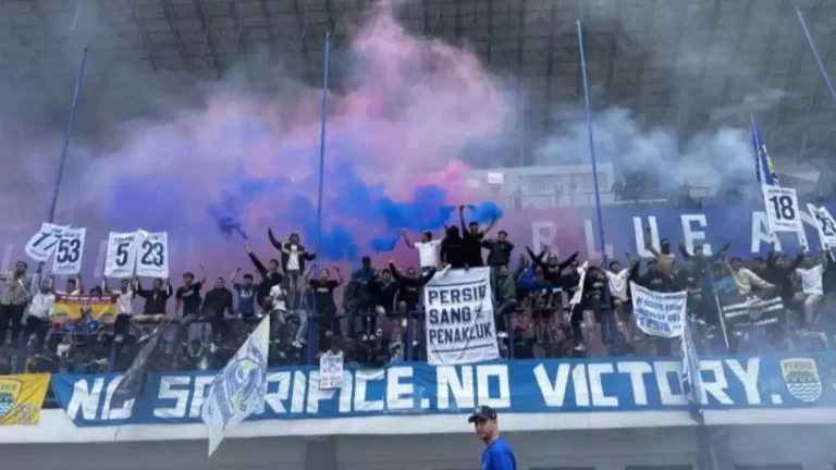 6947d15f3c1ef-suporter-persib-bobotoh-nyalakan-flare-di-stadion-gbla_1265_711