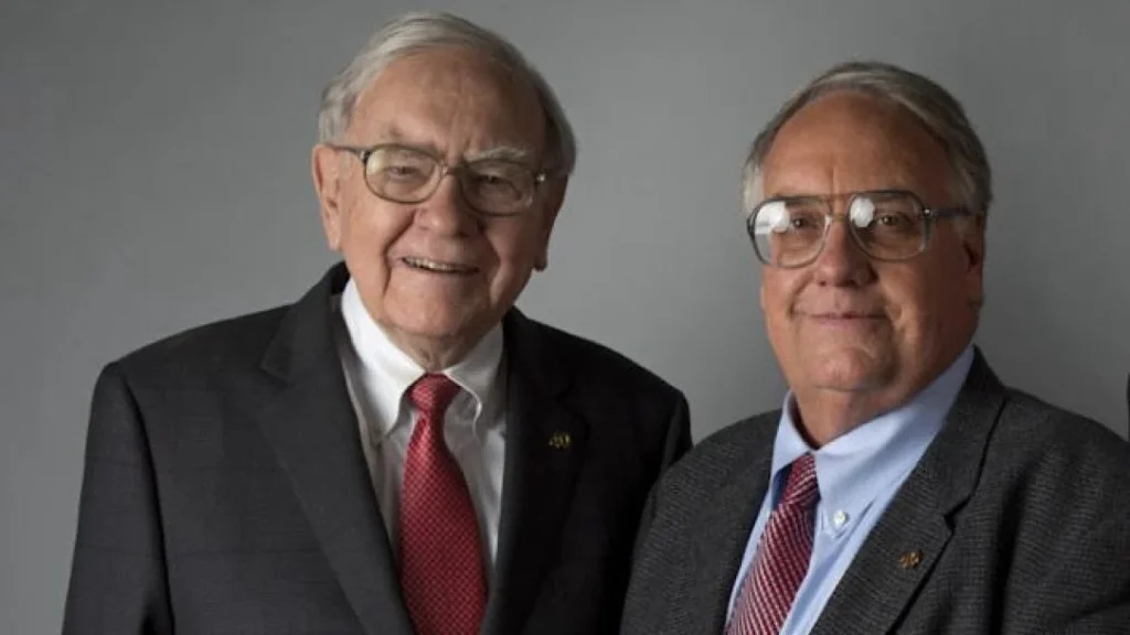 697b353f7b421-warren-buffett-dan-putranya-howard_1265_711