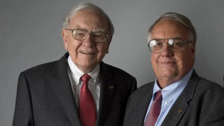 697b353f7b421-warren-buffett-dan-putranya-howard_1265_711