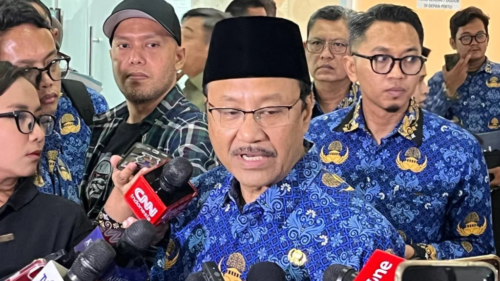 6a325af89a0be-menteri-sosial-mensos-saifullah-yusuf-atau-gus-ipul-di-kompleks-parlemen-senayan-jakarta-pusat_gemini_1265_711