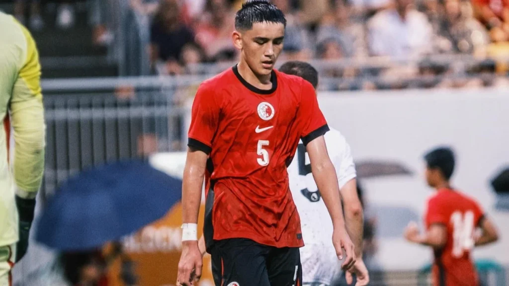 6a6950e481d5a-adik-mitchell-baker-yakni-joshua-baker-saat-bela-timnas-hongkong_gemini_1265_711