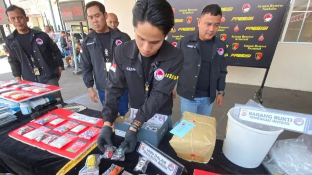 6a96b02287082-kepala-satuan-reserse-narkoba-polres-cimahi-iptu-reyhan-kusuma-saat-memperlihatkan-barang-bukti-di-cimahi-jawa-barat_gemini_1265_711