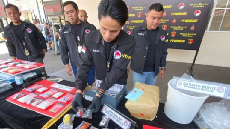6a96b02287082-kepala-satuan-reserse-narkoba-polres-cimahi-iptu-reyhan-kusuma-saat-memperlihatkan-barang-bukti-di-cimahi-jawa-barat_gemini_1265_711