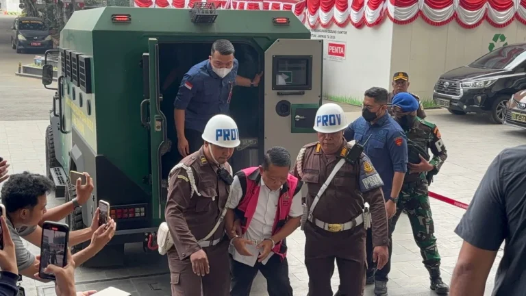 6a99a2bcb4a51-mantan-jaksa-agung-muda-tindak-pidana-khusus-jampidsus-febrie-adriansyah-tengah_gemini_1265_711