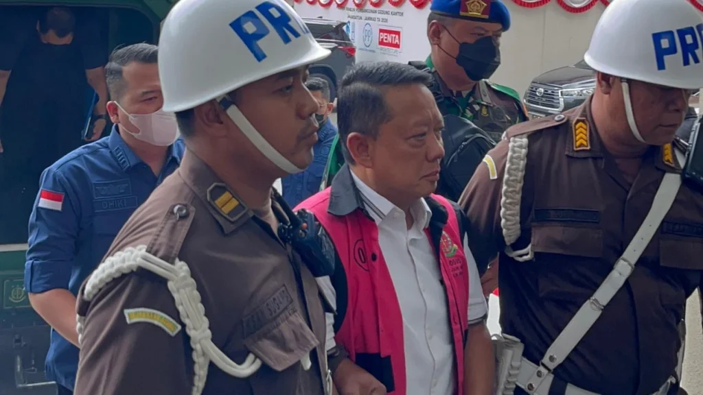 6a99a2fc1386c-mantan-jaksa-agung-muda-tindak-pidana-khusus-jampidsus-febrie-adriansyah-tengah_gemini_1265_711