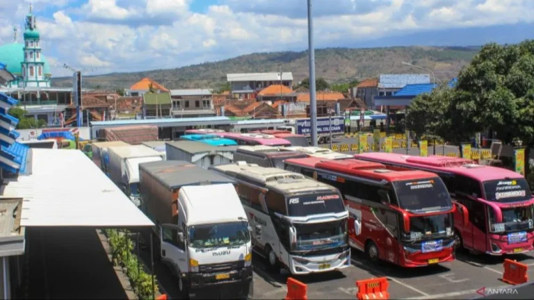 6a9bb8fbbe7d8-antrean-truk-logistik-dan-bus-pariwisata-di-area-parkir-pelabuhan-ketapang-banyuwangi-jawa-timur-5-september-2026_gemini_1265_711