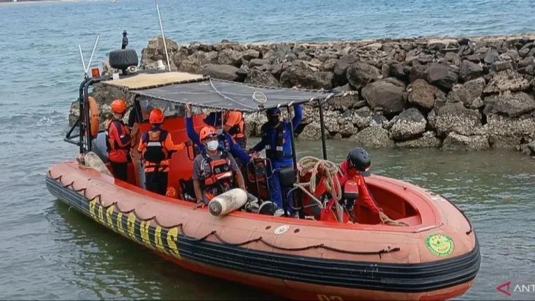 6aa21f5df1b40-tim-sar-lanjutkan-pencarian-jurnalis-di-sisi-utara-anak-krakatau_gemini_1265_711-1