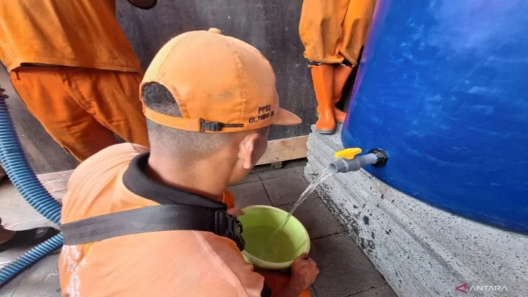 6aaa1bf7ba4ce-armada-mobil-tangki-berkapasitas-5000-liter-untuk-mendistribusikan-air-bersih-kepada-warga-yang-terdampak-kekeringan_gemini_1265_711