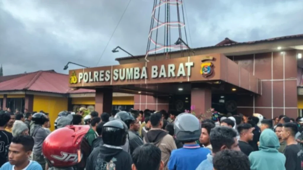 6aab1b98b961c-warga-berkumpul-di-depan-mapolres-sumba-barat-kecamatan-kota-waikabubak-kabupaten-sumba-barat-ntt_gemini_1265_711