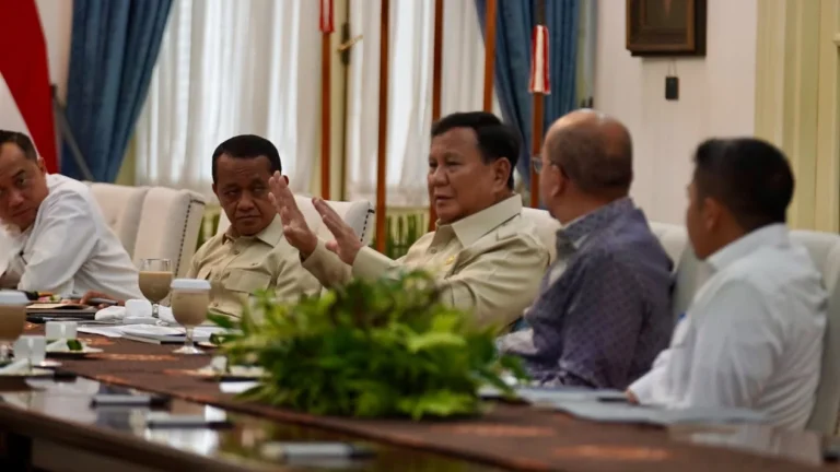 6abd0106afca2-presiden-prabowo-subianto-ratas-bersama-menteri-di-istana_gemini_1265_711